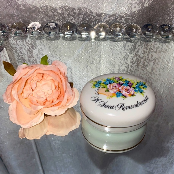 Vintage Avon 🌸 Jewelry Trinket - Picture 2 of 6